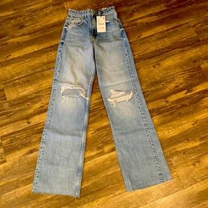 Wide legged ripped jeans Zara